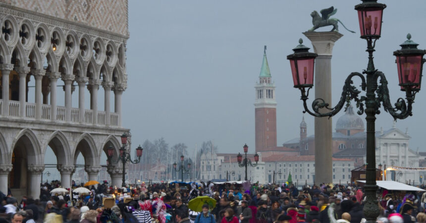 revine taxa pentru turistii care viziteaza venetia in 2026 cand vor trebui sa plateasca vizitatorii 68ced8af4e237