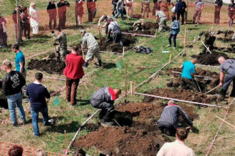 rusia a participat la cupa mondiala a groparilor cu doi angajati ai crematoriului din novosibirsk unde are loc competitia anuala 68c836ab69d05