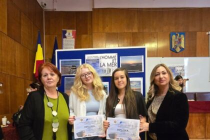 sara yael ionescu si stefania anamaria sescioreanu de la liceul ovdius din constanta premiate la concursul judetean intitulat lhomme et la mer 68d635efebb7d