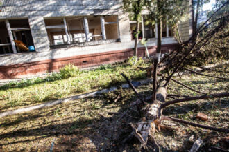 scoli in paragina in rusia fara caldura cu acoperisuri ce stau sa cada si galeti in loc de toalete toti banii merg catre razboi 68d8bfa814b00