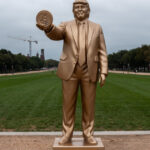 statuie aurita de 3 metri infatisandu l pe trump cu un bitcoin in mana instalata in apropiere de capitoliu 68cd0c2d4fa4b