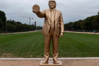 statuie aurita de 3 metri infatisandu l pe trump cu un bitcoin in mana instalata in apropiere de capitoliu 68cd0c2d4fa4b