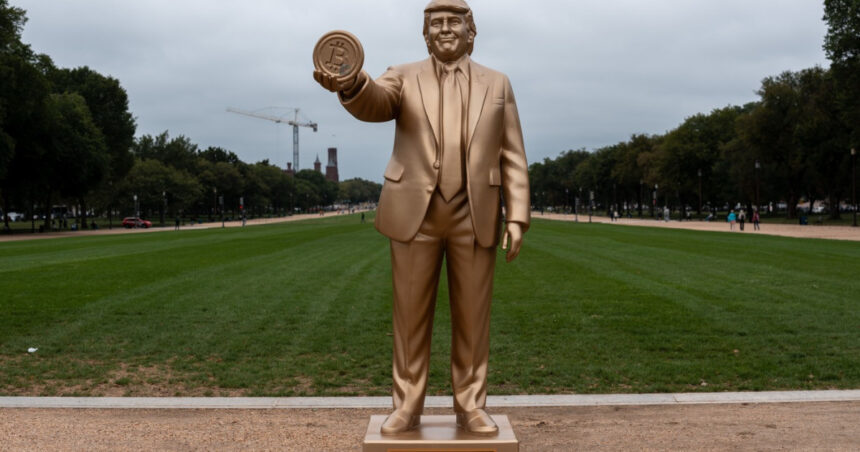 statuie aurita de 3 metri infatisandu l pe trump cu un bitcoin in mana instalata in apropiere de capitoliu 68cd0c2d4fa4b