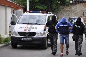 tanar de 18 ani arestat pentru furtul a trei trotinete electrice dintr un magazin din constanta 68c4039dc11d8