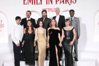 tragedie pe platoul serialului emily in paris un asistent de regie a murit in timpul filmarilor 68b874f697ef4