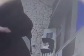 trei barbati si o femeie trimisi in judecata dupa ce au torturat un barbat pentru a i afla pin ul cardului victima a murit la spital 68c4851ccf4b9