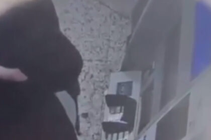 trei barbati si o femeie trimisi in judecata dupa ce au torturat un barbat pentru a i afla pin ul cardului victima a murit la spital 68c4851ccf4b9
