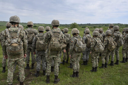 trei romani din patru au o parere buna despre introducerea stagiului militar pe baza de voluntariat sondaj 68ca95d66bc8e