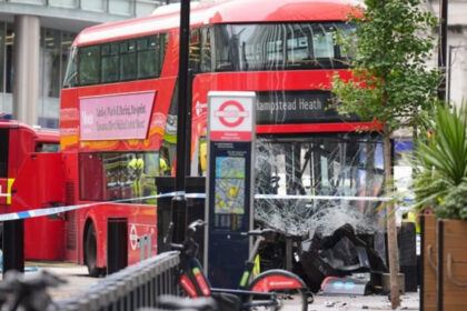 un autobuz supraetajat a intrat in pietonii de pe un trotuar din londra mai multe persoane au fost ranite 68b97e0585c31