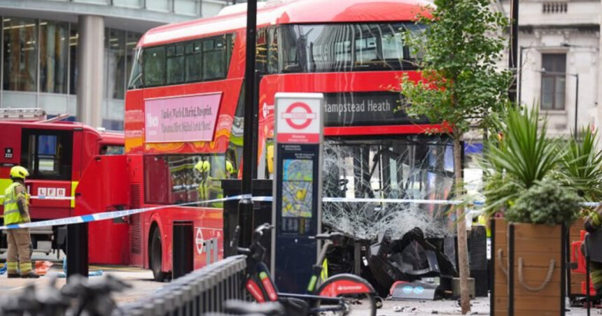 un autobuz supraetajat a intrat in pietonii de pe un trotuar din londra mai multe persoane au fost ranite 68b97e0585c31