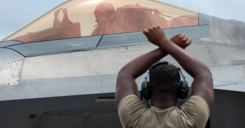 un avion f 22 raptor al fortelor aeriene ale sua a facut cea mai lunga lansare a unei rachete aer aer din istorie 68cb1c79a07ca