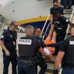 un avion ryanair catre spania a fost redirectionat dupa ce un barbat beat a incercat sa deschida usile in zbor ce s a intamplat 68be9646667b3