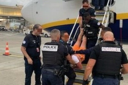un avion ryanair catre spania a fost redirectionat dupa ce un barbat beat a incercat sa deschida usile in zbor ce s a intamplat 68be9646667b3