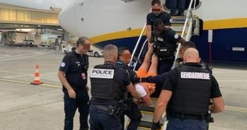 un avion ryanair catre spania a fost redirectionat dupa ce un barbat beat a incercat sa deschida usile in zbor ce s a intamplat 68be9646667b3