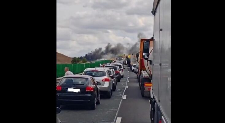 un camion incarcat cu granule de plastic a luat foc pe autostrada a2 circulatia rutiera a fost deviata 68d6878d06cb5