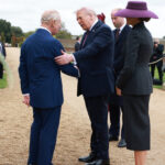 un steag o sabie si o brosa de lux cadourile schimbate intre membrii familiei regale si familia trump cu ocazia vizitei la windsor 68caef0bcb09b