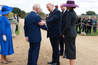 un steag o sabie si o brosa de lux cadourile schimbate intre membrii familiei regale si familia trump cu ocazia vizitei la windsor 68caef0bcb09b