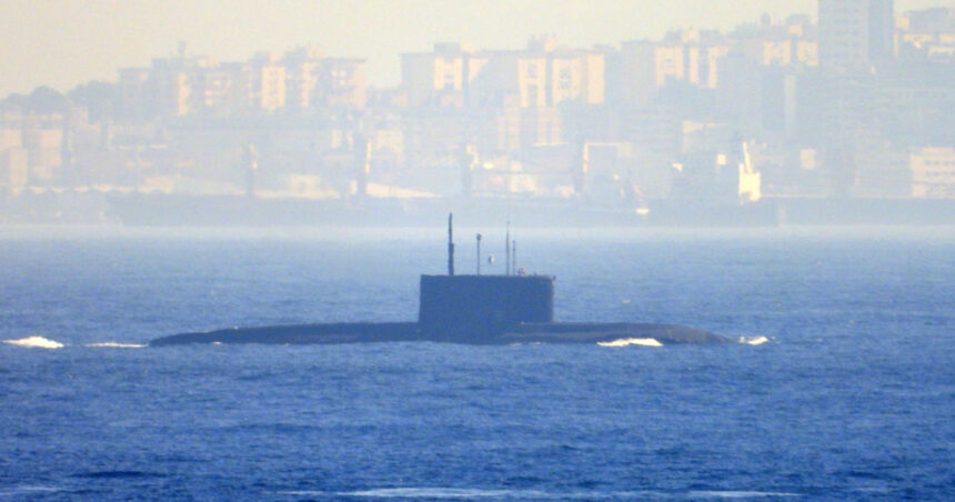 un submarin din flota rusa a marii negre se confrunta cu probleme tehnice grave in drum spre atlantic exista risc de explozie 68d936feaf6e6