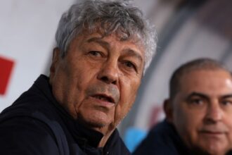 un tricolor a pus mana pe telefon si l a contactat pe mircea lucescu dupa dezamagirea cu canada mi a dat un mesaj 68c9676479bd3