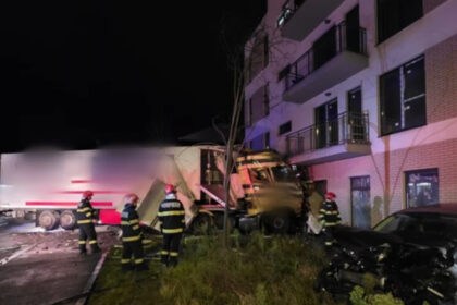 video accident grav in cluj napoca un tir a intrat intr un bloc 68c27496951bc
