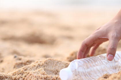 video afacere pe plaja la cules de ambalaje reciclabile ce spun turistii despre cei care aduna sticlele de plastic 68beb339df427