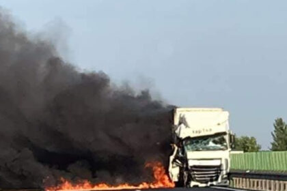 video alerta pe a2 un camion a luat foc in apropiere de murfaltar circulatia afectata pe ambele sensuri de deplasare 68d67de936fd6