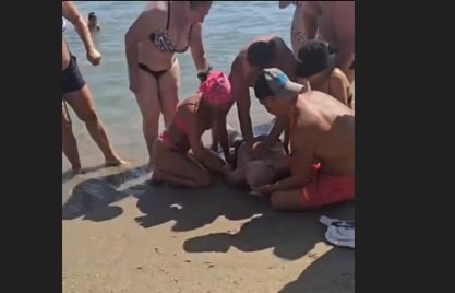 video atentie imagini cu impact emotional barbat resuscitat pe plaja la costinesti 68b803ba2270c
