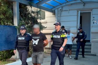 video bataie generala la lumina in prezenta unui minor doi suspecti incatusati de politistii din constanta 68c434dd23bc0
