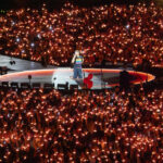 video chris martin a indemnat publicul sa trimita iubire familiei lui charlie kirk in timpul unui concert coldplay la londra 68c65c07c709b