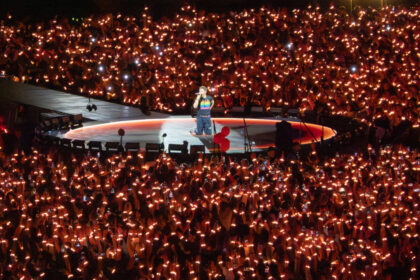 video chris martin a indemnat publicul sa trimita iubire familiei lui charlie kirk in timpul unui concert coldplay la londra 68c65c07c709b