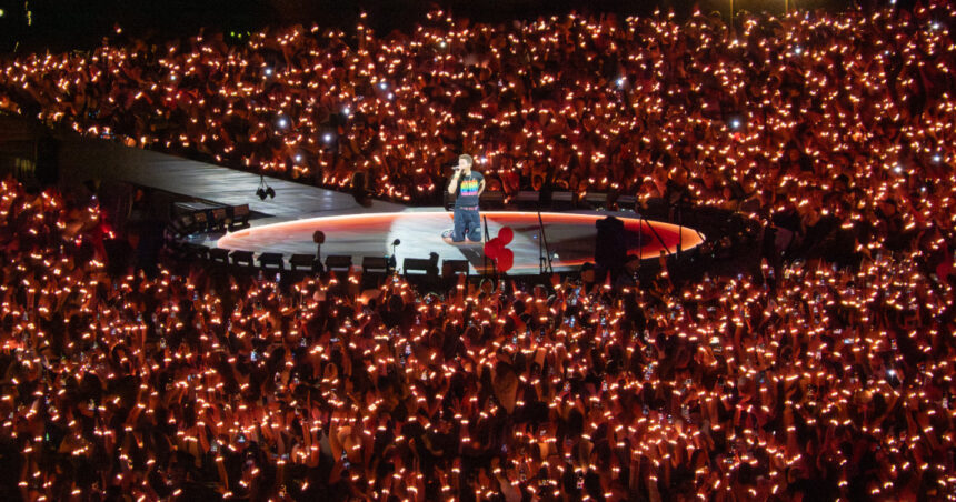 video chris martin a indemnat publicul sa trimita iubire familiei lui charlie kirk in timpul unui concert coldplay la londra 68c65c07c709b
