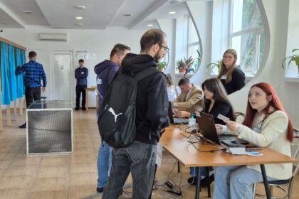 video constanta aproape 50 de cetateni din republica moldova au votat deja la alegerile parlamentare la sectia deschisa la univesitatea ovidius 68d8e39079af2