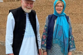 video cuplu britanic eliberat dupa ce a fost tinut sapte luni prizonier de catre talibani cum a fost ajutat sa paraseasca afganistanul 68cd80278c52a