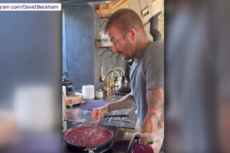video david beckham s a filmat in timp ce face gem de prune sunt din gradina noastra 68cfb9b66723f