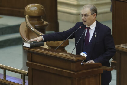 video declaratii conspirationiste si cu tenta rasista in parlament senator aur ue incurajeaza imigratia si metisarea rasiala 68c001464707e
