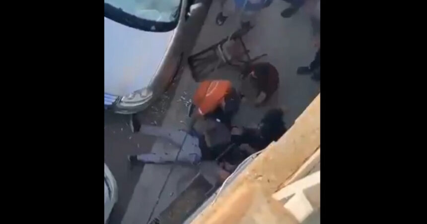 video doi politisti au fost ucisi in urma unui atac asupra unei sectii de politie din izmir momentul in care atacatorul este prins 68bea4483d4d5