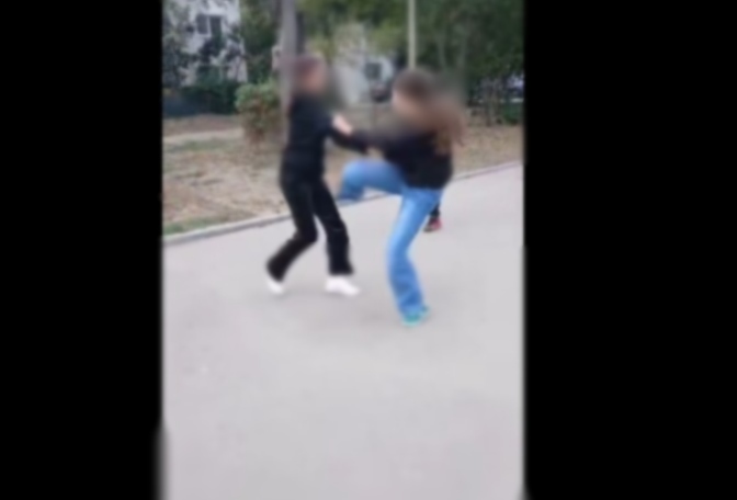 video doua eleve s au batut ca in ring in apropiere de scoala nr 40 din constanta 68d691b8d3f56