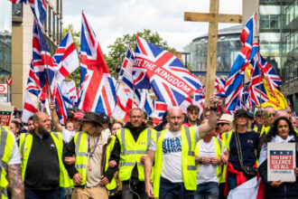 video elon musk mesaj la cea mai mare demonstratie a extremei drepte din marea britanie violenta vine la tine ripostezi sau mori 68c66a177b814