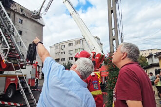 video familiile afectate de incendiul de pe strada soveja disperate focul ar mocni intre tabla si structura mansardei 68c6d0d3d3e34