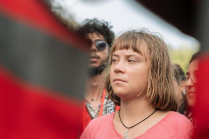 video flotila gretei thunberg care naviga spre gaza si isi propunea sa sparga blocada a fost lovita de o drona afirma echipajul 68bffcc8200ba