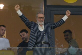 video gigi becali primit ca un rockstar la un liceu din capitala a scos teancul de bani si a devenit idolul pustilor seful 68ca6b31012c2