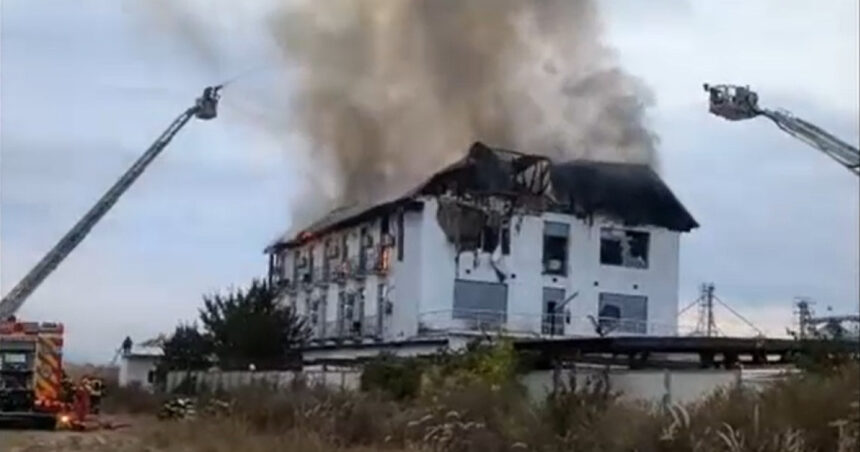 video incendiu de amploare la un hotel din prahova doi oameni cazati la mansarda sunt disparuti 68da2f98afa78