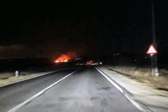 video incendiu puternic in zona piatra focul se manifesta pe camp aproape de dn 22 68d825a3d0c15