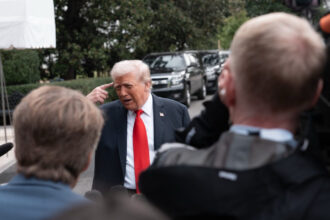 video intrebarea unui jurnalist l a scos din sarite pe trump care a amenintat ca l va pari premierului tarii sale gura 68ca541e7d146