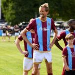 video ireal peter crouch 44 de ani si 2 01 metri s a numarat printre copiii care ii insotesc pe jucatori pe teren la un meci din liga a 7 a 68bdb8fe299cc