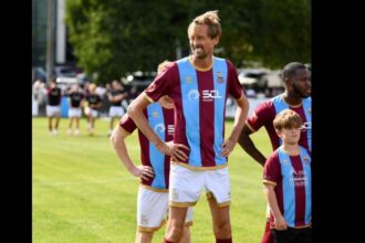 video ireal peter crouch 44 de ani si 2 01 metri s a numarat printre copiii care ii insotesc pe jucatori pe teren la un meci din liga a 7 a 68bdb8fe299cc