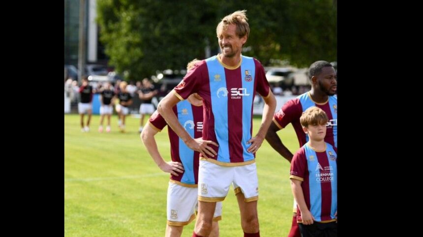 video ireal peter crouch 44 de ani si 2 01 metri s a numarat printre copiii care ii insotesc pe jucatori pe teren la un meci din liga a 7 a 68bdb8fe299cc