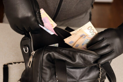 video jaf de 50 000 de euro o femeie din timis a ramas fara bani si bijuterii dupa ce o prietena a dat pontul hotilor 68d79aa69e930