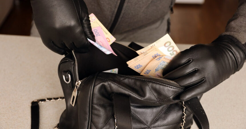 video jaf de 50 000 de euro o femeie din timis a ramas fara bani si bijuterii dupa ce o prietena a dat pontul hotilor 68d79aa69e930