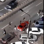 video mai multi barbati s au luat la bataie pe un bulevard din ploiesti blocand circulatia cand a ajuns politia scandalagiii plecasera 68c95d2ce23f5